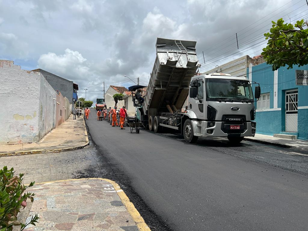Leia mais sobre o artigo <strong>Governo Municipal de Sertânia inicia nova etapa de asfalto em ruas da cidade</strong>