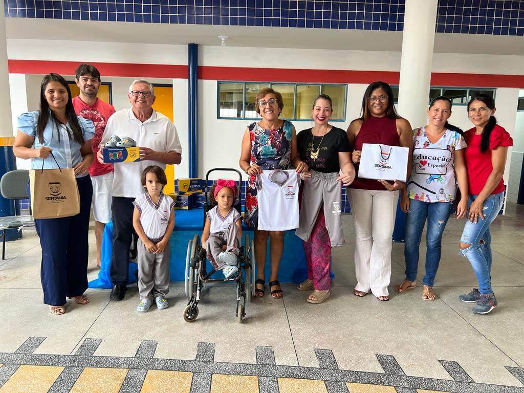Leia mais sobre o artigo Sertânia: Governo Municipal realiza entrega de fardamentos e kits escolares