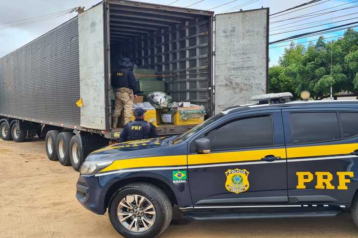 Leia mais sobre o artigo Caminhões carregados com cargas milionárias são apreendidos no Sertão de Pernambuco