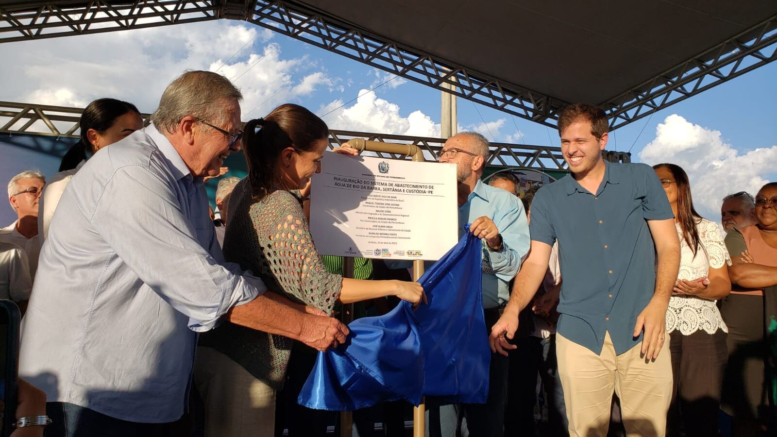 Leia mais sobre o artigo Raquel Lyra inaugura obra em Sertânia que vai levar água para dez comunidades