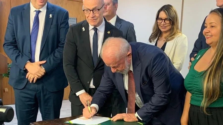 Leia mais sobre o artigo O Presidente Lula assina projeto sobre o piso da enfermagem