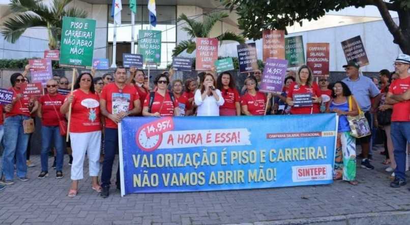 Leia mais sobre o artigo Professores de Pernambuco rejeitam proposta de Raquel Lyra e prometem mobilizações