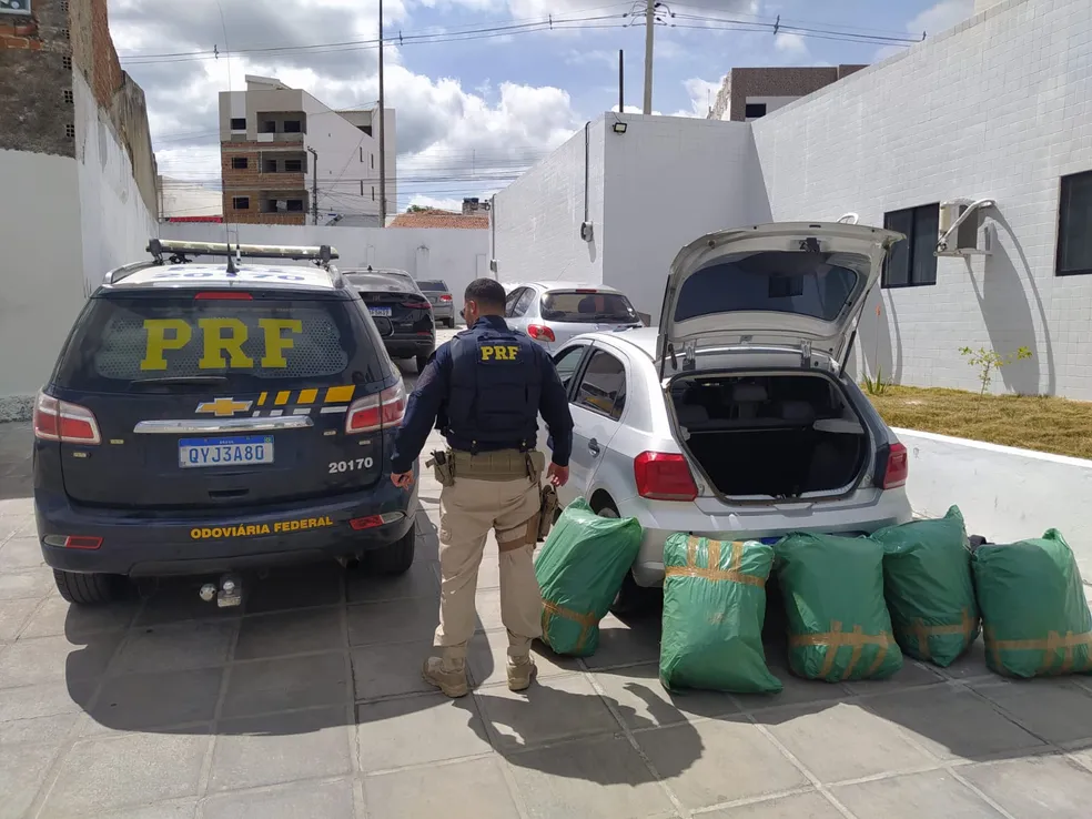 Leia mais sobre o artigo Casal é preso pela PRF com mais de 200 kg de drogas em Arcoverde