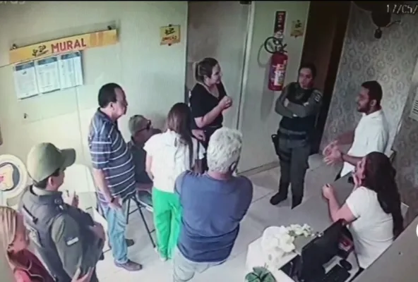 Leia mais sobre o artigo Ex-prefeito de Tabira tenta invadir estúdio da Cidade FM e polícia é acionada. Confira o vídeo