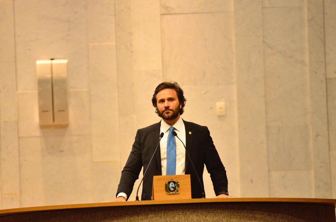 Leia mais sobre o artigo Rodrigo Novaes é eleito para a vaga de conselheiro do TCE