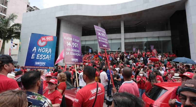 Leia mais sobre o artigo Professores decretam estado de greve em Pernambuco