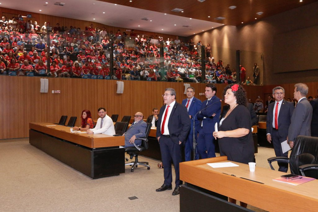 Leia mais sobre o artigo Alepe barra projeto do governo de Pernambuco sobre o piso dos professores