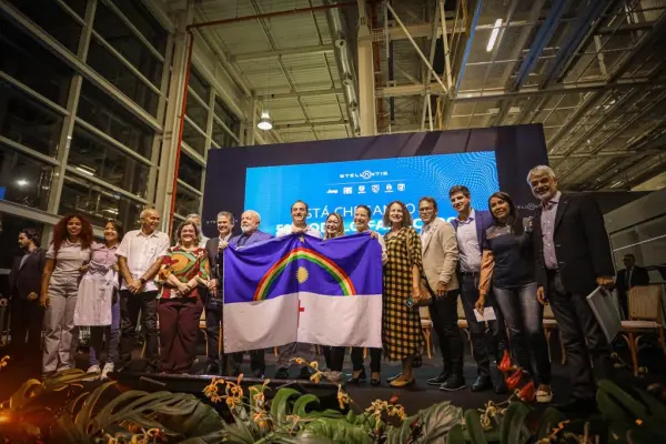 Leia mais sobre o artigo Raquel Lyra participa de visita ao Polo Automotivo Stellantis ao lado do presidente Lula