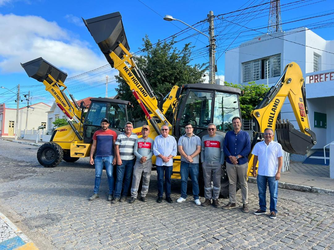 Leia mais sobre o artigo Prefeitura entrega máquinas retroescavadeiras com investimento de R$ 930 mil
