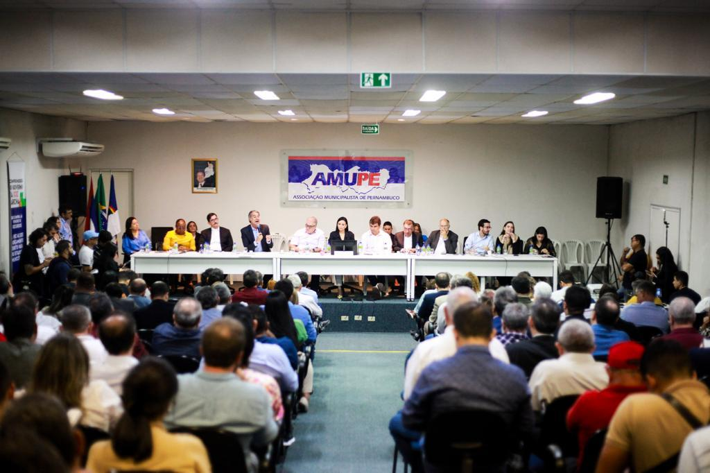 Leia mais sobre o artigo Amupe dialoga com bancada federal e estadual sobre queda de receitas dos municípios