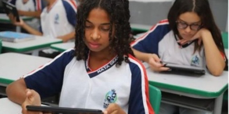 Leia mais sobre o artigo Congresso da AMUPE recebe tecnologia que promete inovar as salas de aula