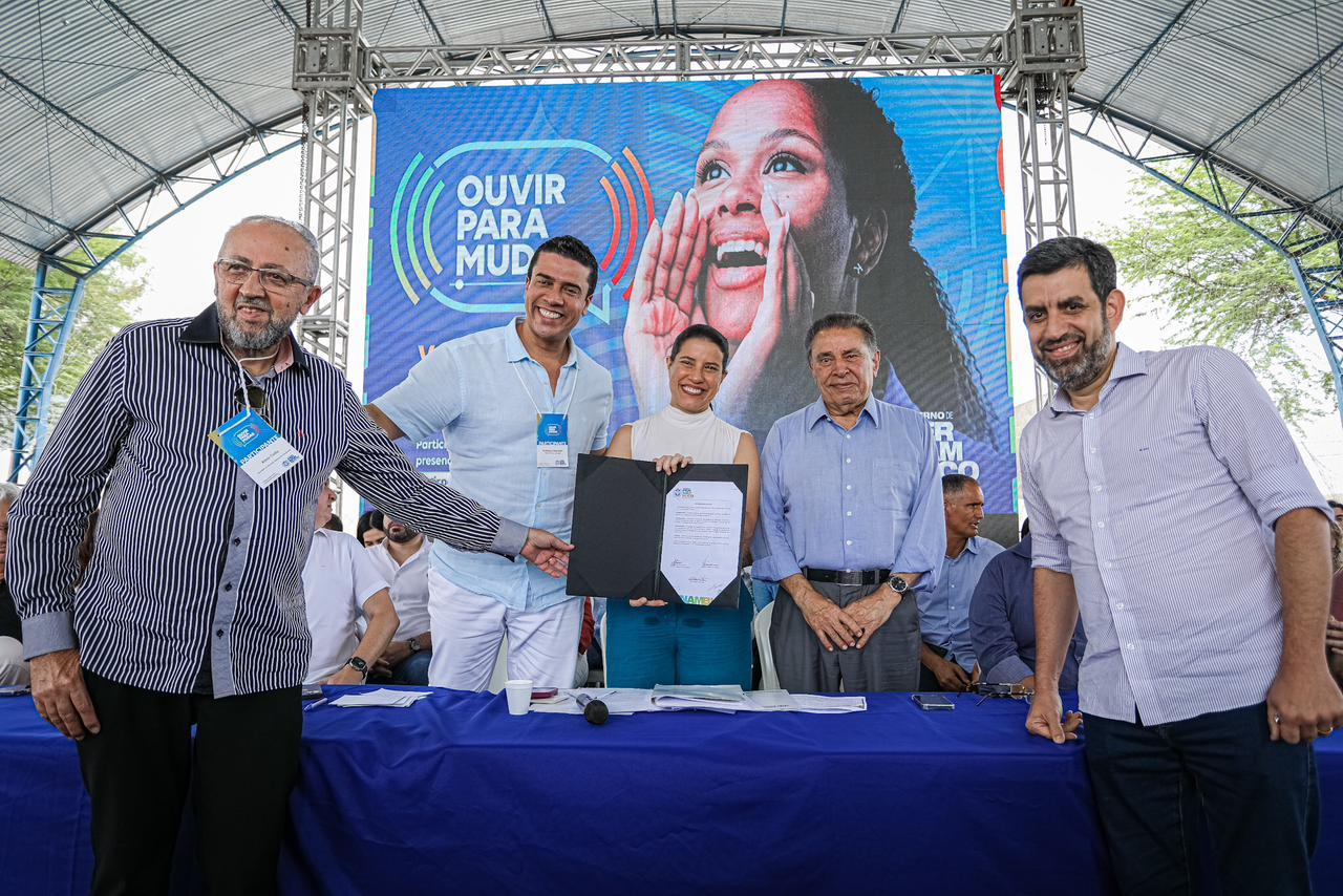 Leia mais sobre o artigo Em Caruaru, governadora Raquel Lyra assina autorização de licitação para estação tratamento de água e ordem de serviço para a PE-95