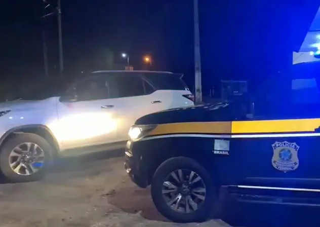 Leia mais sobre o artigo Suspeito de chefiar organização criminosa é detido pela PRF em Sertânia