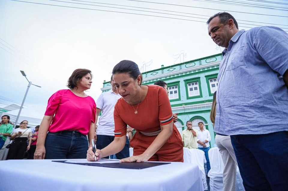 Leia mais sobre o artigo Governadora assina ordem para recuperação da PE-109 e licitação para obras na PE-112