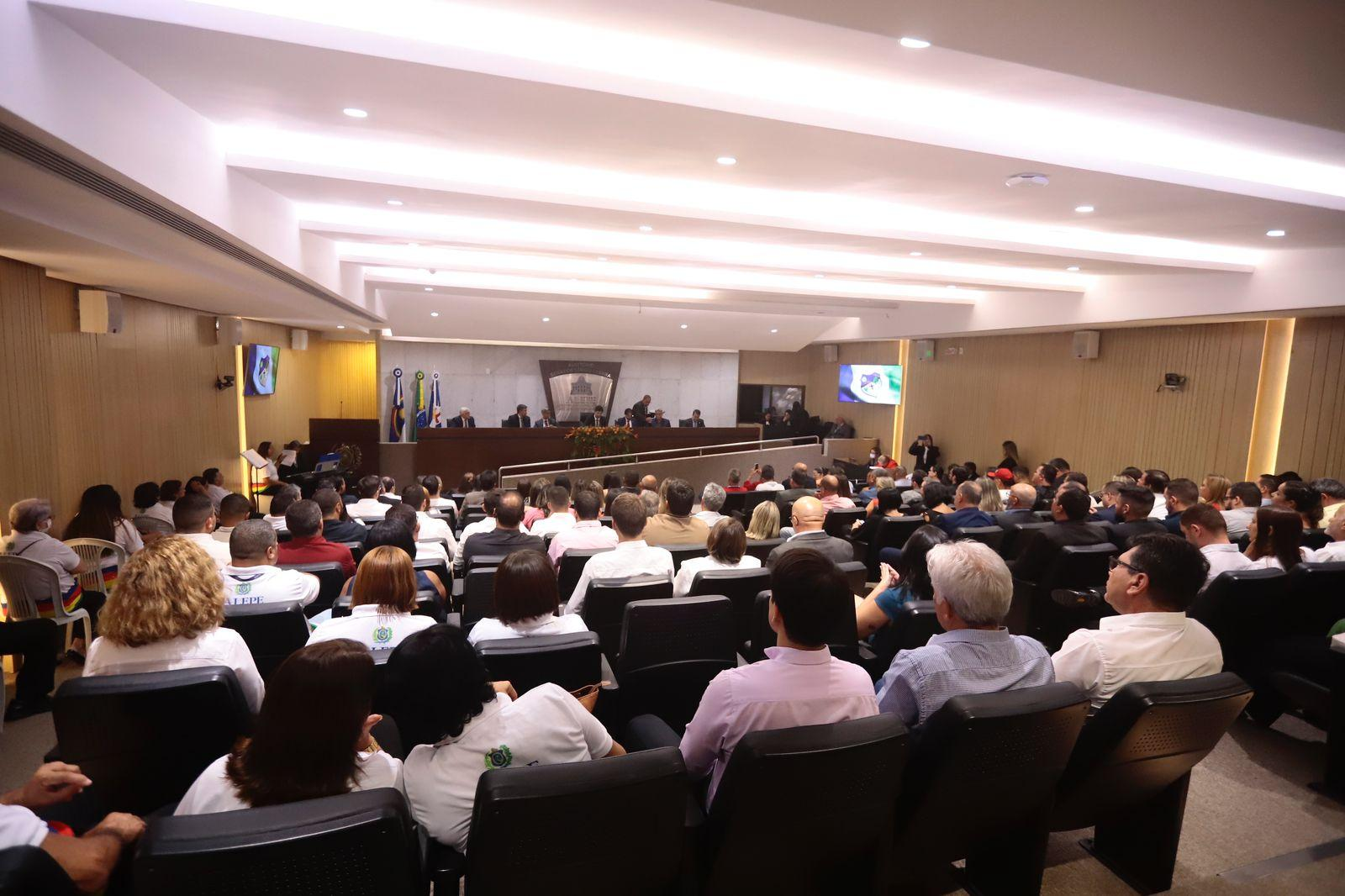 Leia mais sobre o artigo Diogo Moraes reúne lideranças de Santa Cruz do Capibaribe para comemorar 70 anos da cidade na Alepe