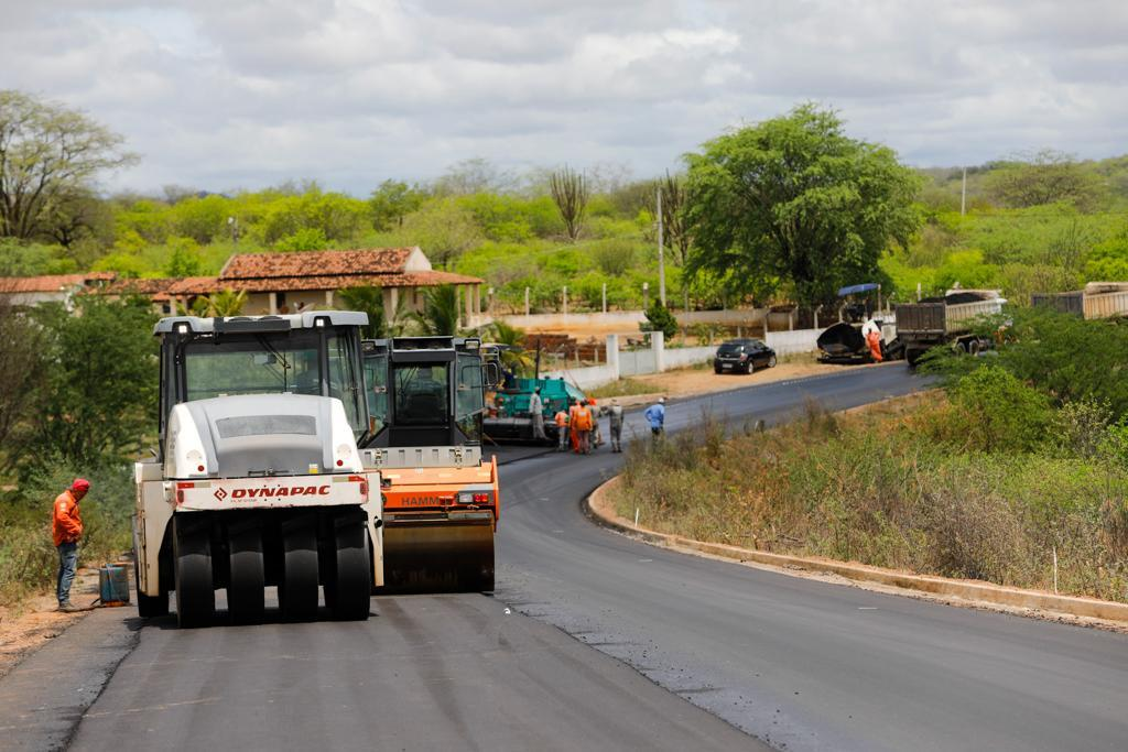 Leia mais sobre o artigo Em Sertânia, governadora Raquel Lyra vistoria obras da PE-265
