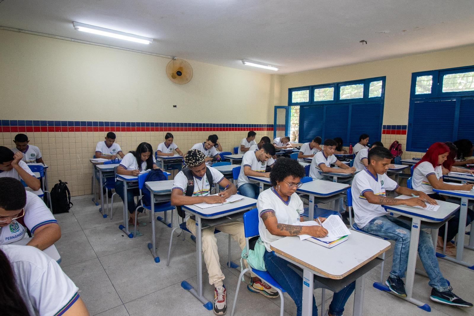 Leia mais sobre o artigo Governo de Pernambuco libera mais de R$ 100 milhões do Investe Escola para preparação do ano letivo 2024