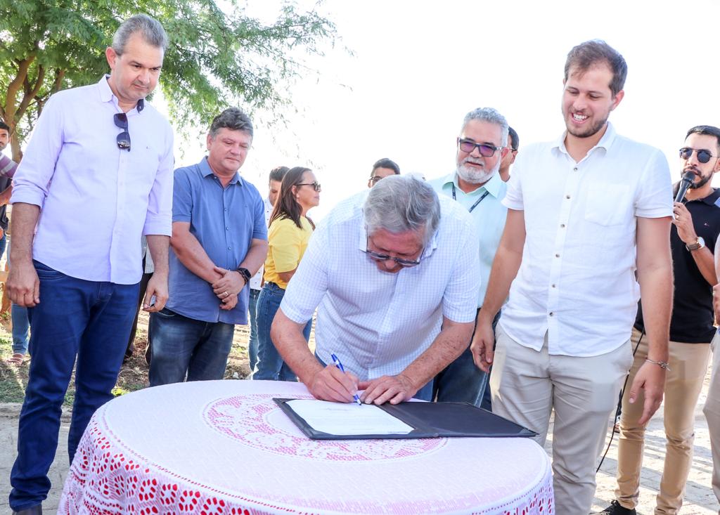 Leia mais sobre o artigo Prefeitura de Sertânia e Codevasf assinam construção de pátio multiuso