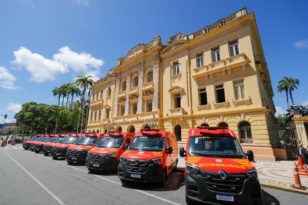 Leia mais sobre o artigo Governadora Raquel Lyra entrega novas viaturas auto resgate para reforçar operações do Corpo de Bombeiros