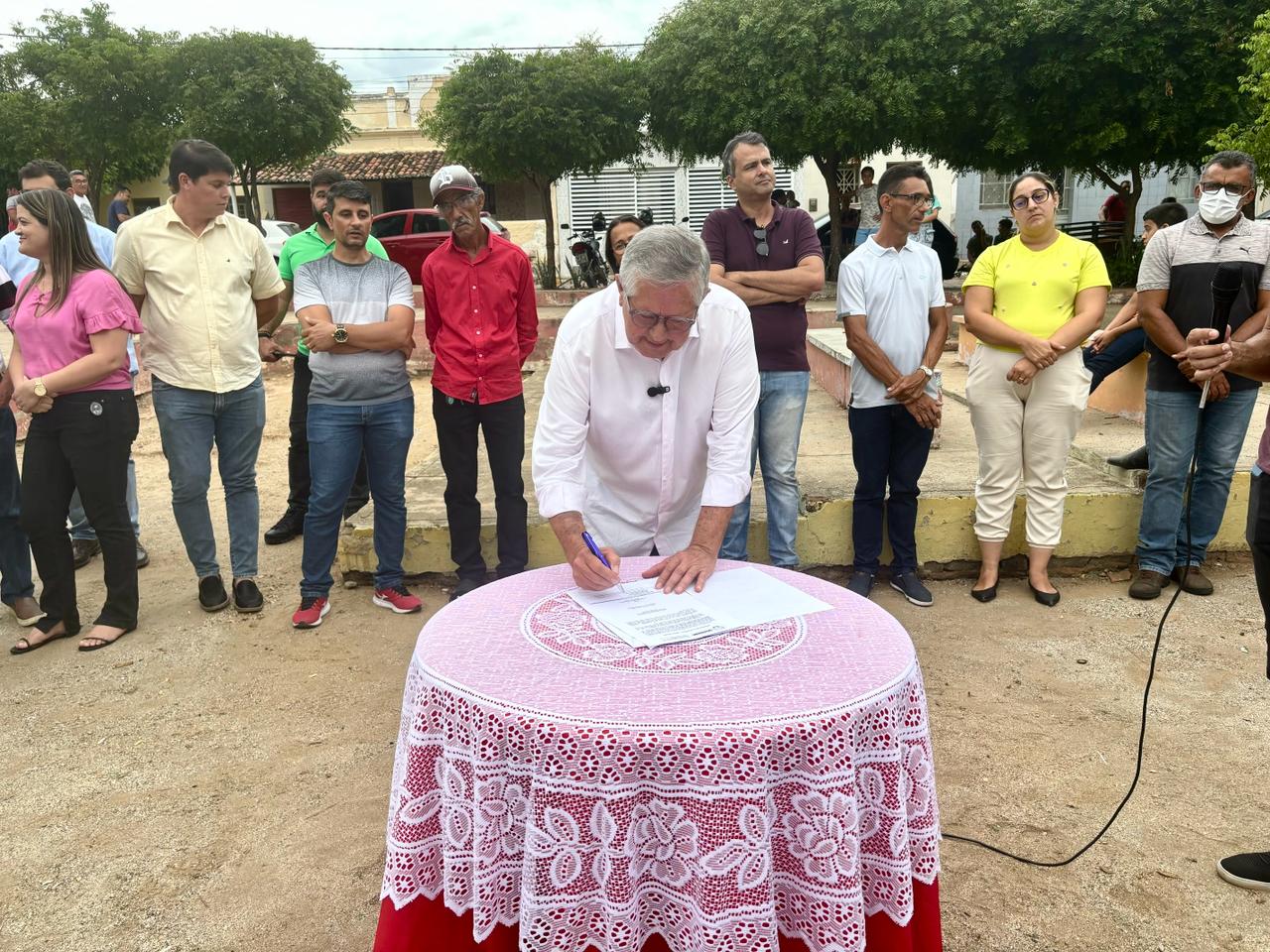 Leia mais sobre o artigo Ângelo Ferreira assina ordem de serviço para construção da Praça da Infância, no Alto do Rio Branco