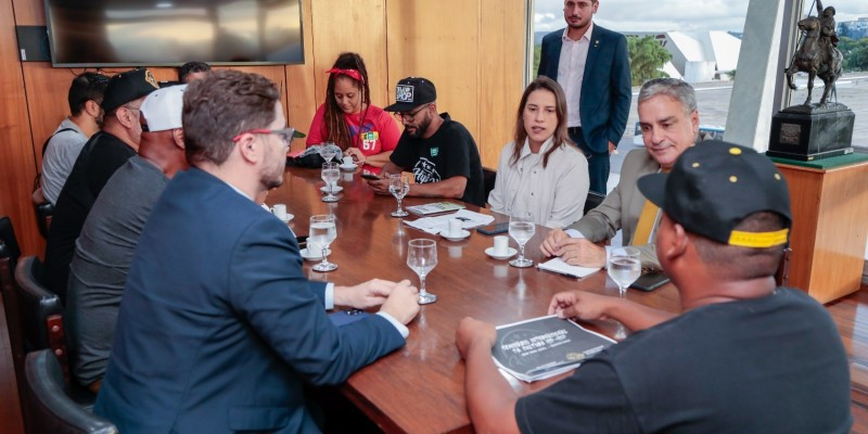 Leia mais sobre o artigo Raquel Lyra discute ações com representantes da Construção Nacional do Hip-Hop