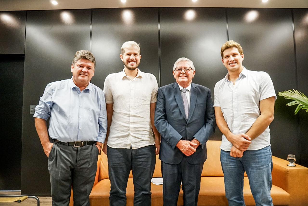 Leia mais sobre o artigo Ângelo Ferreira é recebido por João Campos, em encontro para tratar boas práticas de gestão