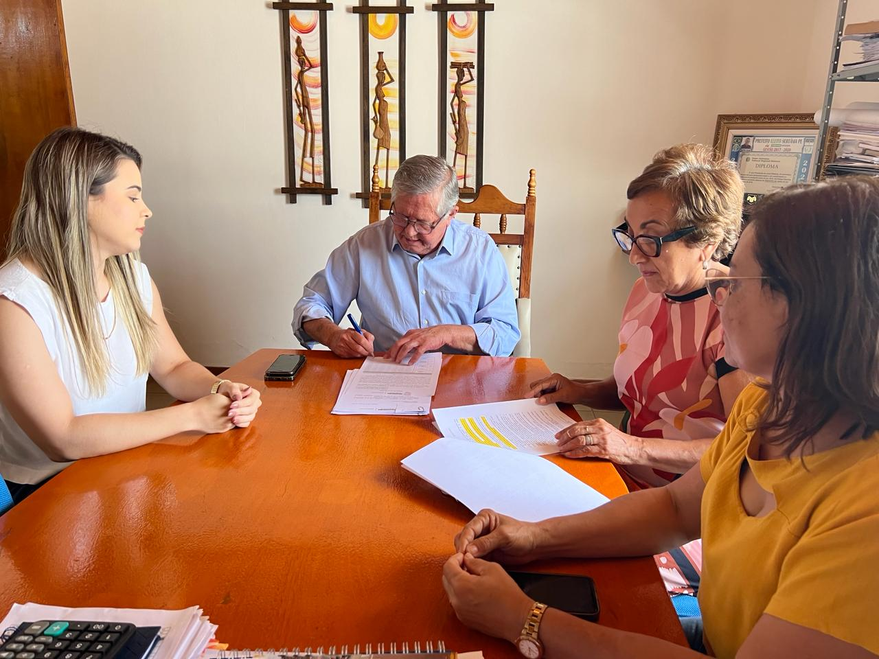 Leia mais sobre o artigo Prefeito de Sertânia atualiza valor do piso salarial dos professores municipais