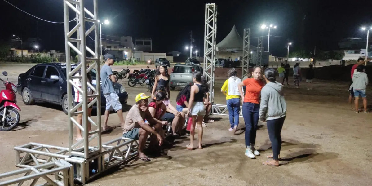 Leia mais sobre o artigo Equipe da Paixão de Cristo de Monteiro realiza ensaio aberto na praça de eventos