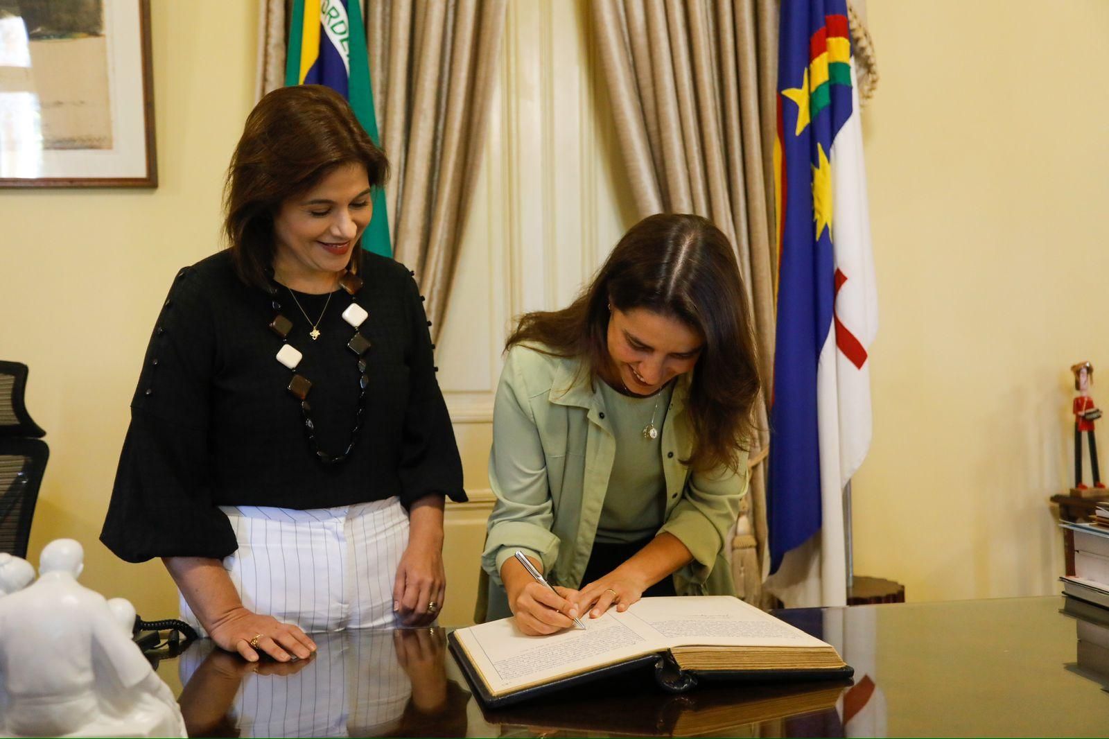 Leia mais sobre o artigo Governadora Raquel Lyra transmite cargo à vice-governadora Priscila Krause