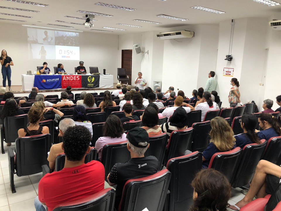 Leia mais sobre o artigo Futuro da greve dos professores da UFPE será decidido na sexta (24)