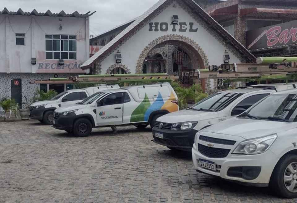 Leia mais sobre o artigo Caruaru: hotel é flagrado desviando energia elétrica que daria para abastecer 2.260 casas por 30 dias