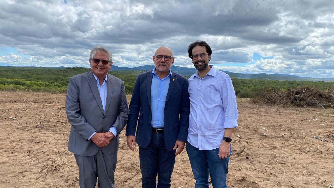 Leia mais sobre o artigo Ângelo Ferreira, Diogo Moraes e reitor da UFPE visitam local onde será instalado o campus de Sertânia