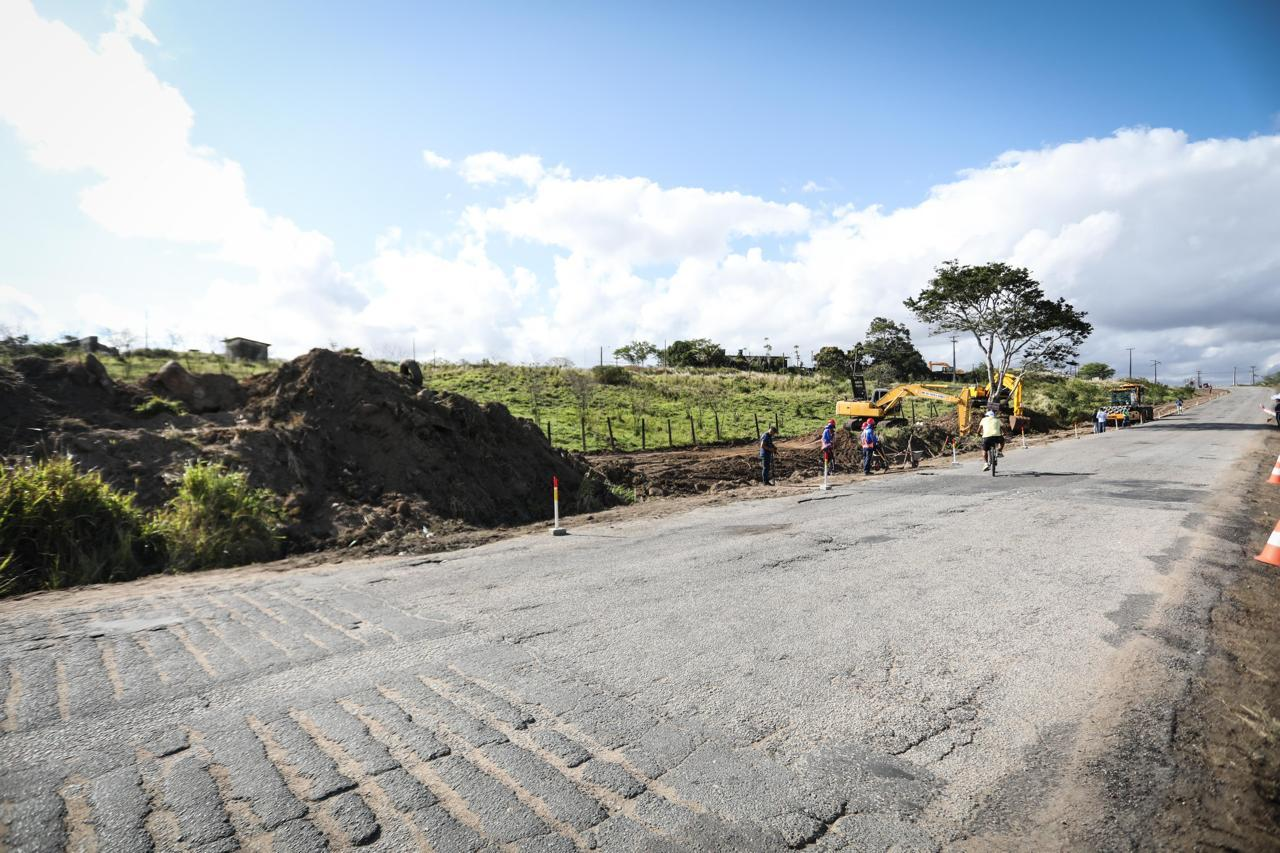 Leia mais sobre o artigo Governadora Raquel Lyra vistoria obras da APE-104, que está sendo restaurada e duplicada