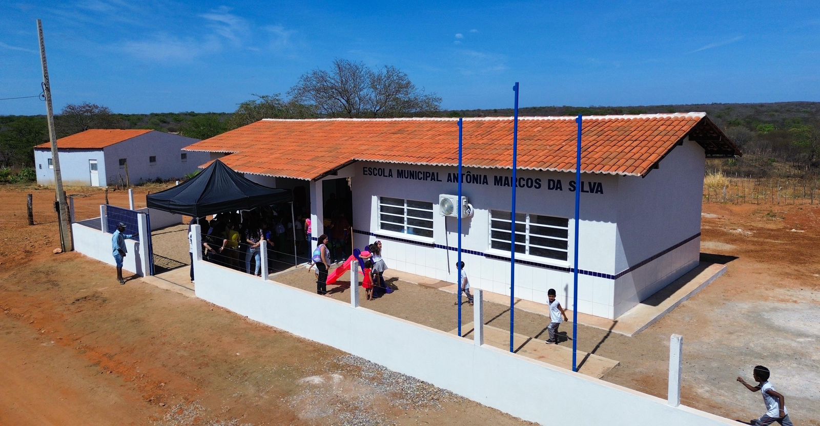 Leia mais sobre o artigo Ângelo Ferreira realiza entrega de escola em comunidade quilombola de Sertânia