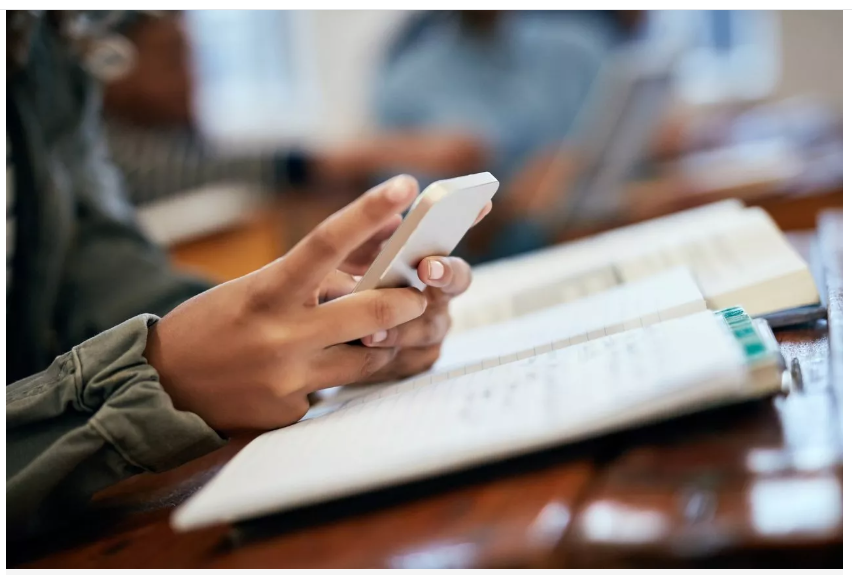 Leia mais sobre o artigo Senado aprova que proíbe uso de celular nas escolas