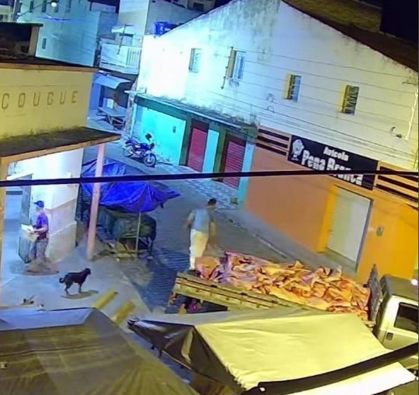 Leia mais sobre o artigo Carne é transportada na carroceria de caminhão para o Mercado Público de Sertânia