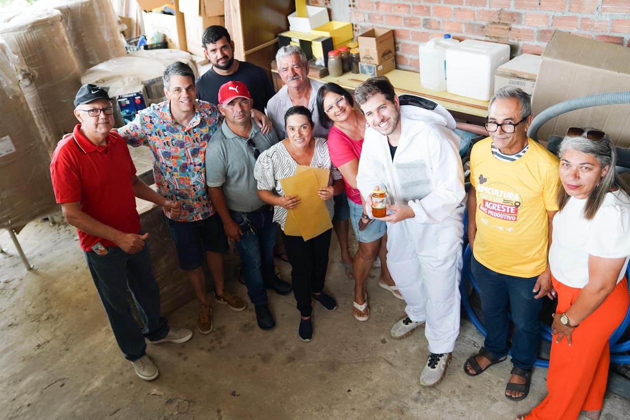 Leia mais sobre o artigo Pedro Campos acompanha carnaval do interior do estado e faz entregas