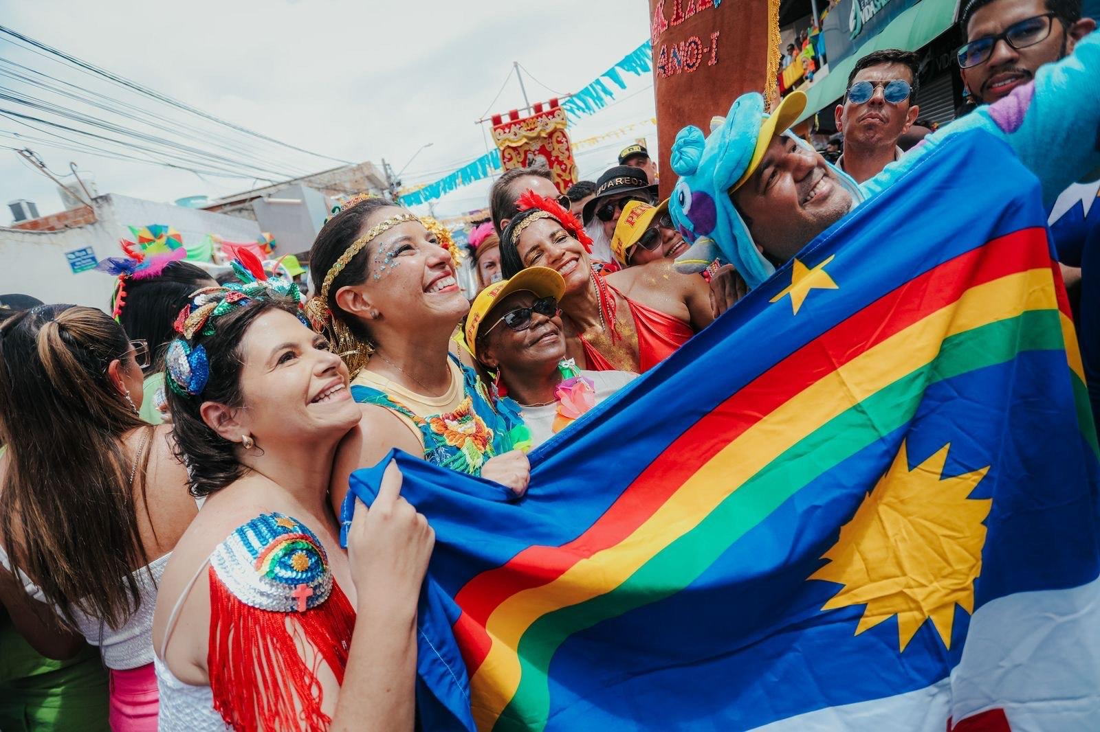 Leia mais sobre o artigo Governadora Raquel Lyra participa da folia dos Papangus de Bezerros 
