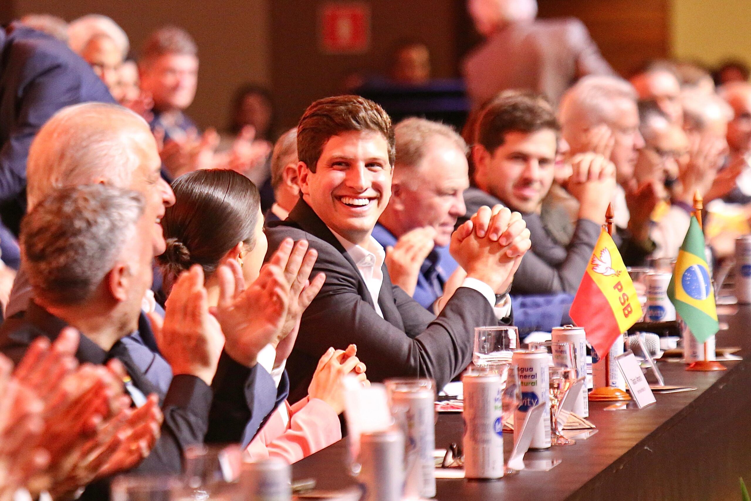 Leia mais sobre o artigo João Campos é eleito presidente nacional do PSB e reacende legado de Eduardo Campos na política brasileira