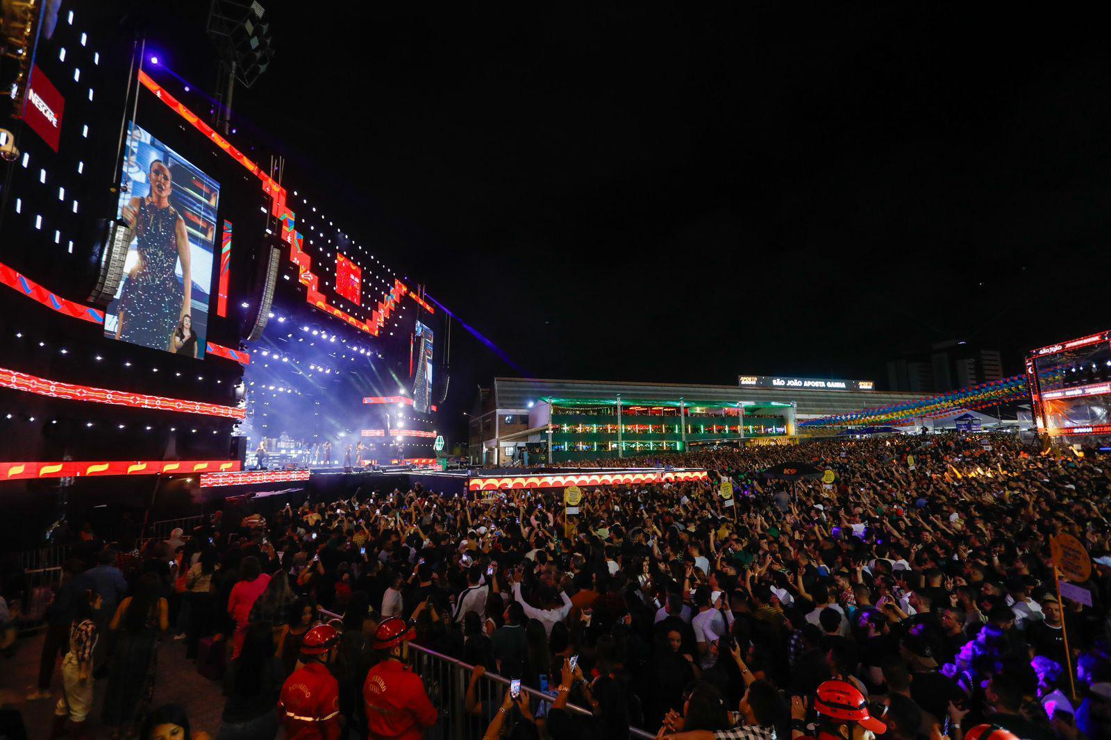 Leia mais sobre o artigo Raquel Lyra prestigia abertura do São João de Caruaru