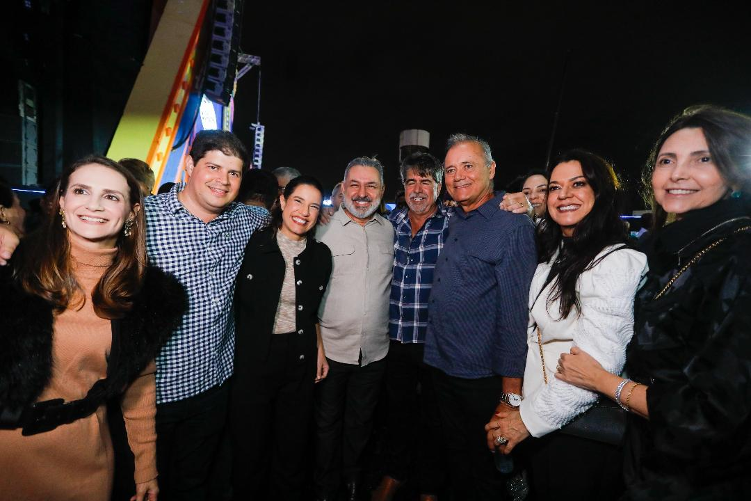 Leia mais sobre o artigo Governadora Raquel Lyra prestigia abertura do São João de Petrolina