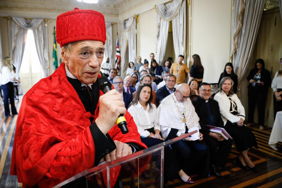 Leia mais sobre o artigo Pernambuco concede título de Doutor Honoris Causa ao jurista Eugenio Raúl Zaffaroni