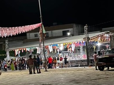 Leia mais sobre o artigo Após repercussão negativa, prefeitura de Sertânia melhora estrutura para apresentações juninas