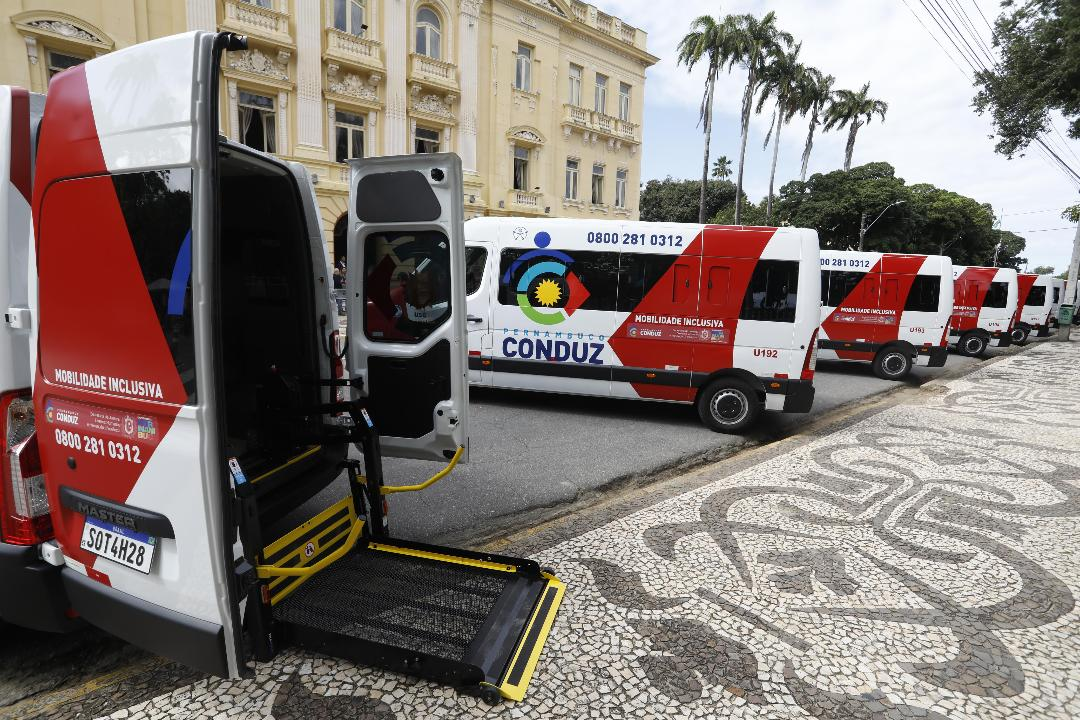 Leia mais sobre o artigo Governadora Raquel Lyra amplia o PE Conduz com novas vans adaptadas e polos em Limoeiro e Afogados da Ingazeira