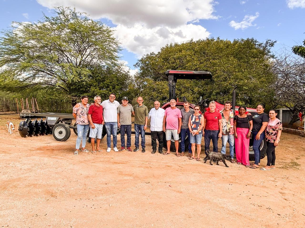 Leia mais sobre o artigo Sertânia recebe novo trator e caixas d’água para a zona rural