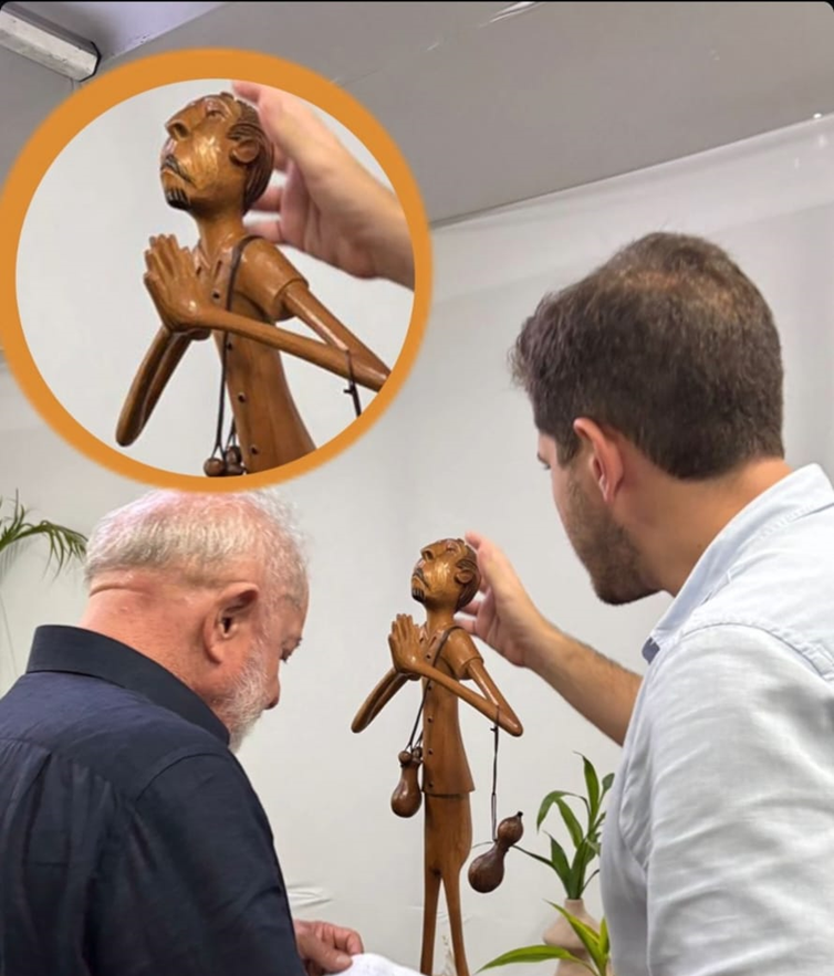 Leia mais sobre o artigo Pedro Campos entrega escultura de mestre Marcos Sertânia ao presidente Lula