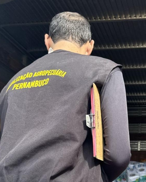 Leia mais sobre o artigo Fiscalização da Adagro apreende em Limoeiro 300 quilos de produtos de origem animal transportados sem refrigeração