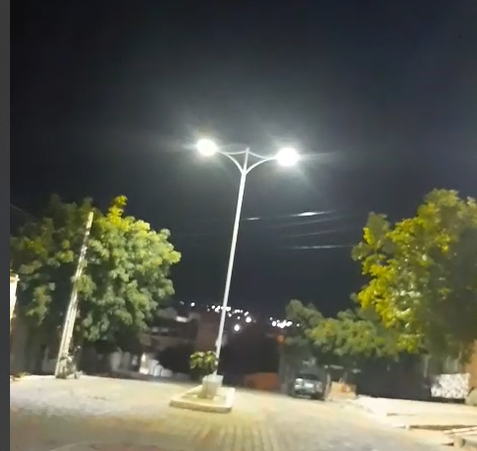 Leia mais sobre o artigo Morador resolve sozinho problema de iluminação após meses de espera pela prefeitura de Sertânia