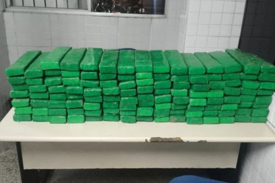 Leia mais sobre o artigo PM apreende quase 100 kg de maconha em rinha de galo no Agreste