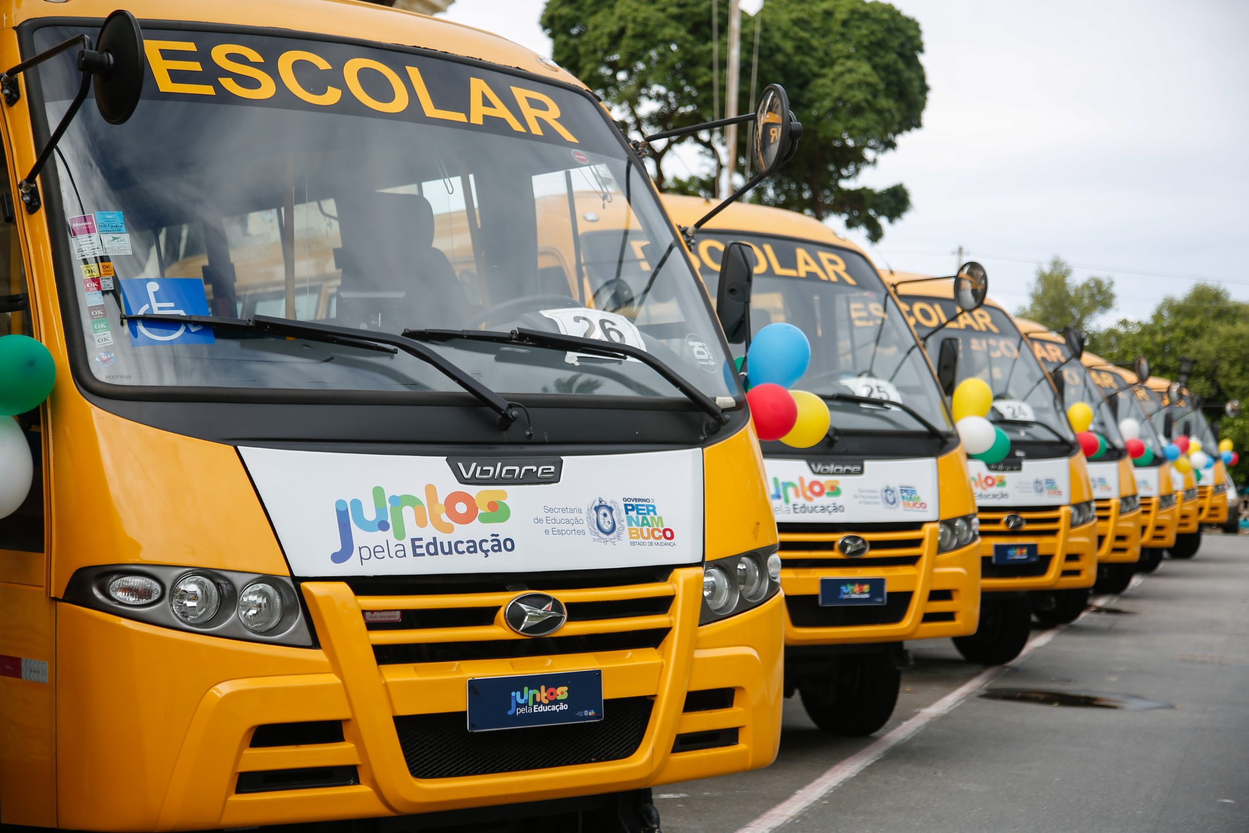 Leia mais sobre o artigo MPF aciona Justiça para obrigar governo de PE a remover propaganda estadual de ônibus escolares de programa federal